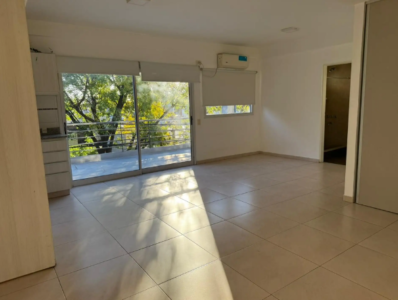 Monoambiente con balcón terraza en 2do piso por escalera