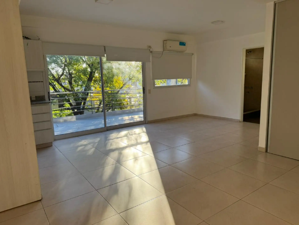 Monoambiente con balcón terraza en 2do piso por escalera