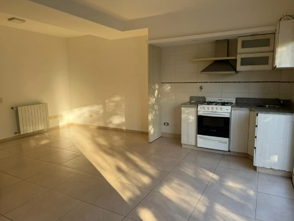 Monoambiente con balcón terraza en 2do piso por escalera