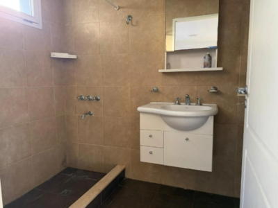 Monoambiente con balcón terraza en 2do piso por escalera