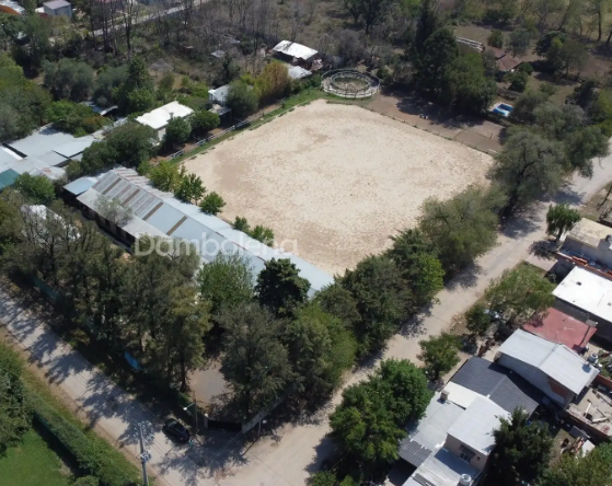 Terreno con edificacion, apto club