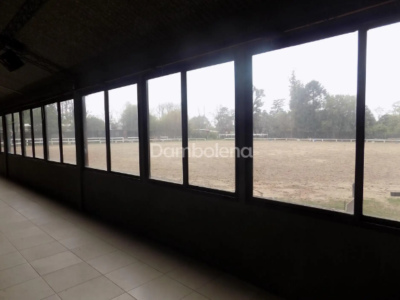 Terreno con edificacion, apto club