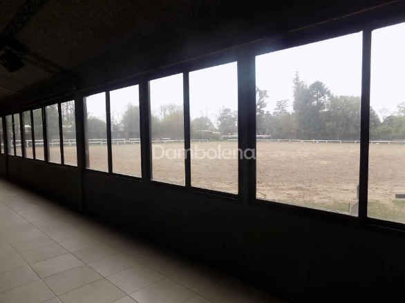 Terreno con edificacion, apto club