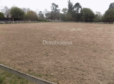Terreno con edificacion, apto club